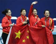 銅メダルを獲得し、笑顔で声援に応える中国チーム（ＡＰ＝共同）