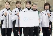 新愛称「クリスタル・ジャパン」のボードを掲げて笑顔を見せるチーム青森