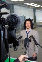 バンクーバー入りし、インタビューを受ける国母和宏（撮影・佐々木一郎）