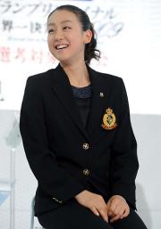 会見で笑顔を見せる浅田真央(撮影・たえ見朱実)