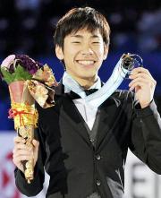 ２位となり五輪代表入りを決め、銀メダルを手に笑顔の織田信成（共同）
