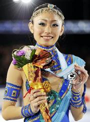 ２位となり五輪代表入りを決め、銀メダルを手に笑顔の安藤美姫（共同）