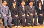 塩谷大臣(左端)と記念撮影に納まる上村(左から2人目)と安藤(右端)