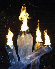 開会式会場内で点火され燃え上がるバンクーバー冬季五輪の聖火（共同）