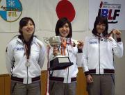 アジア杯で優勝した安田（中央）２位原田（左）３位山浦は表彰台で笑顔