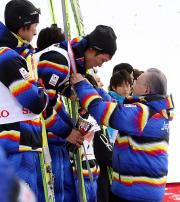 竹内にメダルをかける全日本スキー連盟の伊藤会長（右）（撮影・井上学）