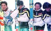 ジャンプ団体で金メダルを獲得した左から船木、原田、岡部、斉藤