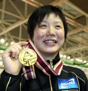 優勝した高木美帆は、金メダルを手に笑顔（撮影・黒川智章）