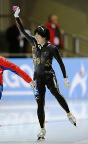 女子3000メートルで2位に入り、声援に応える穂積雅子(共同)