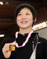 女子１５００で優勝、金メダルを手に笑顔の高木美帆（共同）