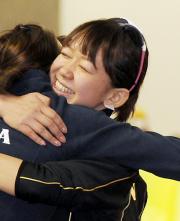 優勝を飾った吉井は、総合でも２位と健闘。他国の選手と抱き合って喜ぶ