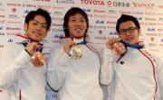 メダルを手に笑顔を見せる、左から高橋、長島と加藤