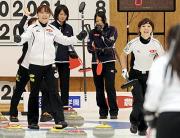 常呂高に勝ちガッツポーズする園部智（左）園部淳（右）らチーム長野