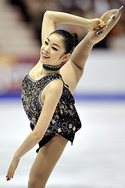 女子ＳＰで首位に立った金妍児のスパイラル（共同）