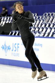全日本選手権の開幕を前に、ジャンプの練習をする浅田真央（共同）