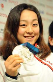 女子シングルの銀メダルを手に笑顔を見せる浅田真央（撮影・たえ見朱実）