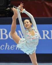 女子ＳＰで３位発進となった浅田真央のスパイラル（共同）