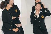 会見で笑顔の安藤美姫（右）。左は浅田真央（撮影・たえ見朱実）