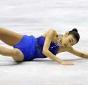 女子フリーでジャンプに失敗し転倒する金姸児（共同）