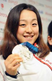 女子シングルの銀メダルを手に笑顔を見せる浅田（撮影・たえ見朱実）