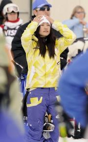 予選の競技を終え、後続の選手の競技を見る上村愛子（共同）