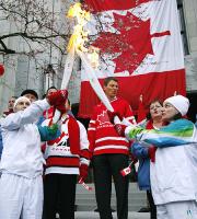 バンクーバー市庁舎の前で引き継がれる冬季五輪の聖火（共同）