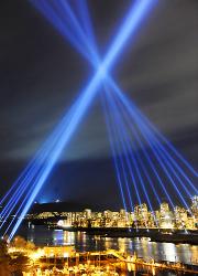 冬季五輪開催地バンクーバーの夜空をレーザー光線が彩った（共同）