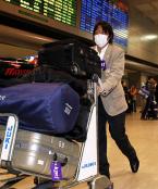 成田空港に到着ｓたジャンプの岡部（撮影・鹿野芳博）