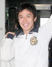 さわやかな表情で新千歳空港を後にした小林