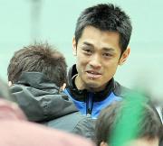 レース終了後、関係者と抱き合って涙を流す寺尾（撮影・たえ見朱実）