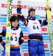 優勝した葛西（右）はガッツポーズ。左は２位伊東（撮影・井上学）