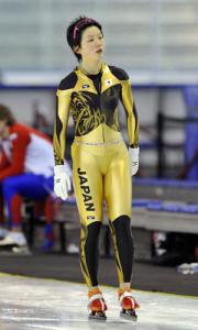 スピードスケート記録会で滑り終え、さえない表情の高木美帆（共同）