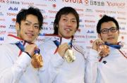 獲得したメダルを手に笑顔の（左から）高橋、長島、加藤の３選手（共同）