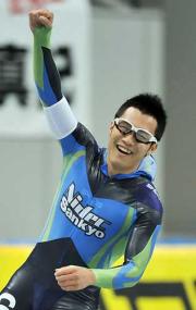 男子５００メートルで優勝を決め、笑顔でガッツポーズする加藤（共同）