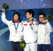 左から銀メダルの長島、金メダルの牟、銅メダルの加藤